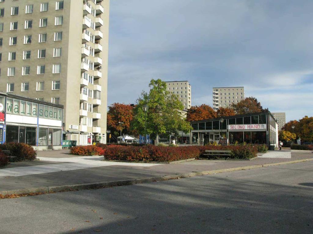 6 Valla torg När de intervjuade skolbarnen och ungdomarna beskriver Valla torg med omnejd återkommer de till att platsen ser väldigt tråkig ut. De menar att det är för grått och för mycket betong.