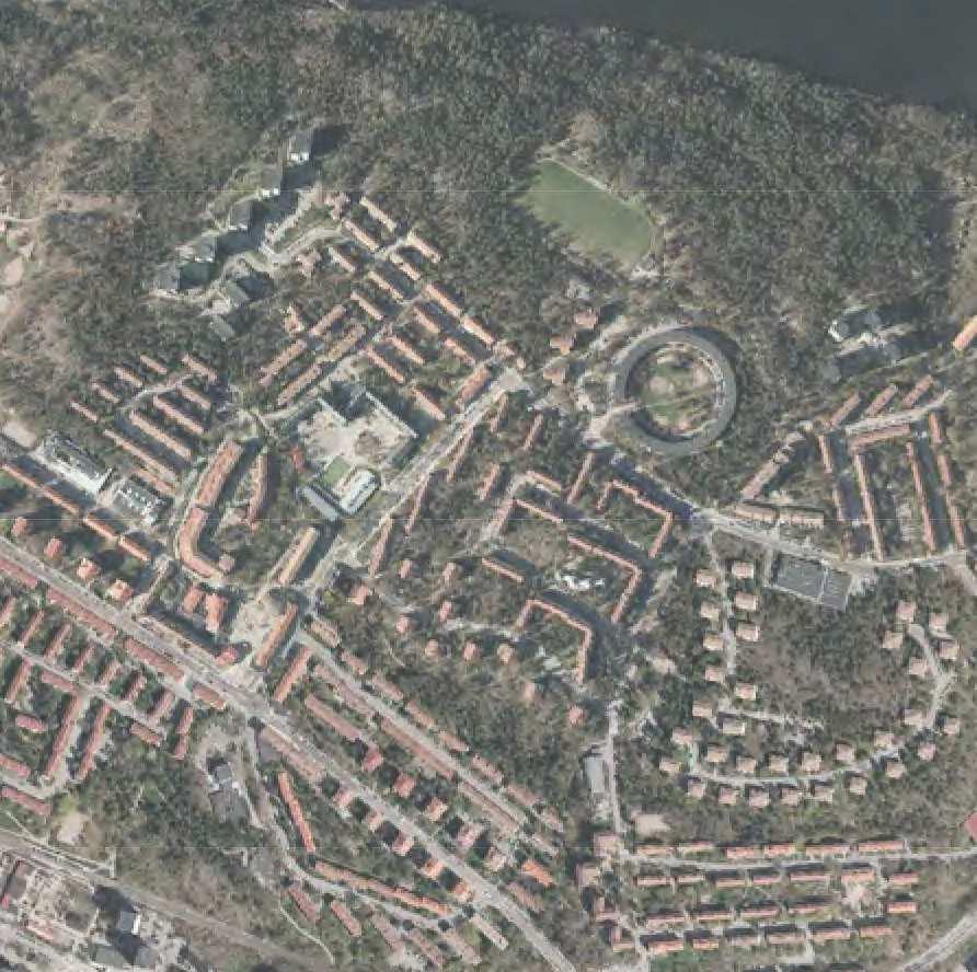 grusplan där de tränar fotboll solbrygga cykelpark, promenader
