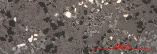 Vid delning av stycket framträder en kärna av otätt metalliskt järn som är omgivet av slagg och smält kiselrikt material. Snittet är undersökt i mikroskop.
