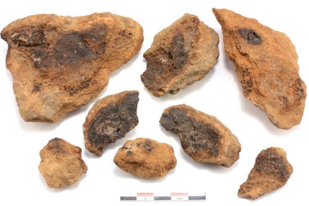 Inledning På uppdrag av Ann-Charlott Feldt, Östergötlands museum i Linköping, har Geoarkeologiskt laboratorium (GAL), vid Statens historiska museer i Uppsala, analyserat stycken av rostfärgad hård