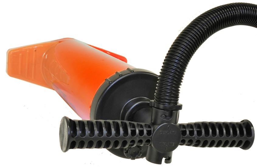 Sätt handpumpen i tömningsläge för att avlägsna resten av luften. a. Stick in och lås slangen i pumphandtagsporten märkt "DEFLATE" (töm). a b DEFLATE 52299 a - b - Slang Tömningsport b.