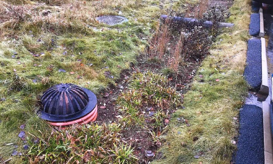 Här menas uppenbara felkonstruktioner som enkelt kan ses på plats, till exempel att brunnen sitter för lågt. Bräddbrunn i en biofilteranläggning.