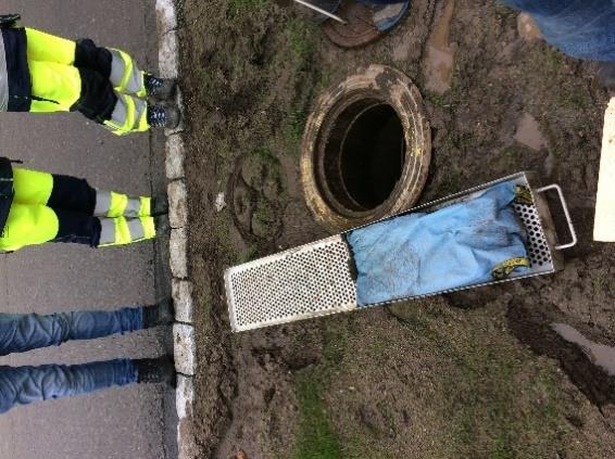 Om anläggningen är tät finns en dräneringsledning i botten som leder ut vattnet.