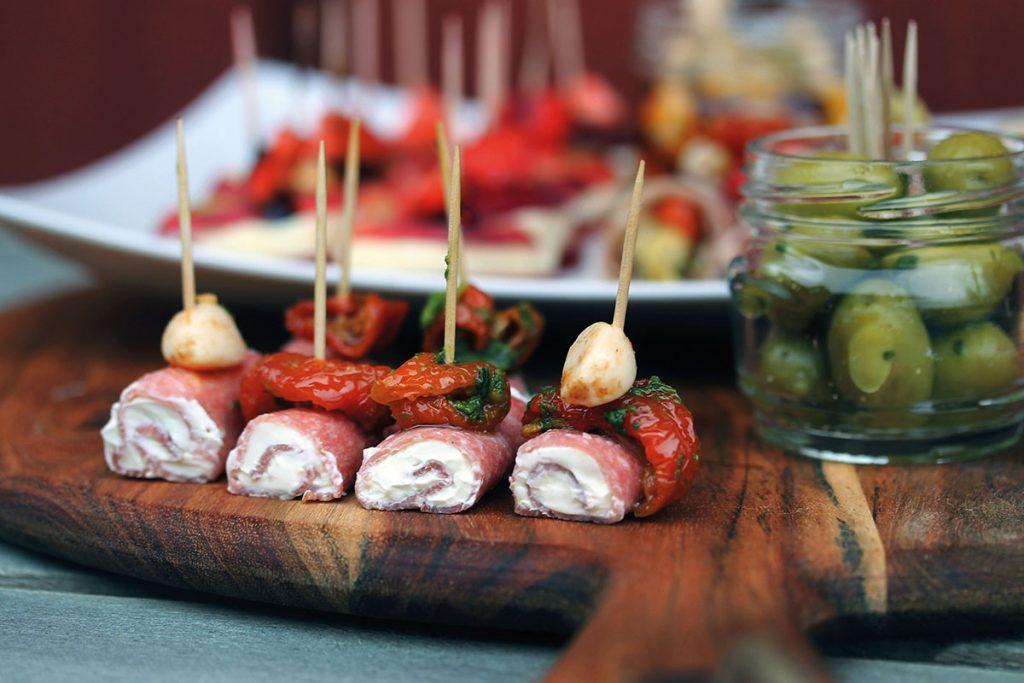 Salami-rullar, parmaskinkaknyten och caprese Salami-rullar Löjligt enkla små rullar, men alla gillar dem.