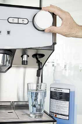 Skötsel Manuella rengöringar Rengöra Powersteam -ångserveringen Dagligen * Blanda 5 ml rengöringsmedel med 0,5 l ljummet vatten i en hög behållare.
