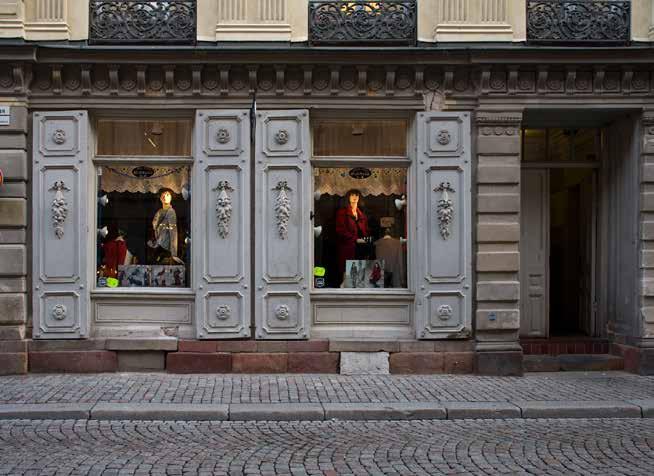 FÖNSTERLUCKORNAS FESTONGER GÅR IGEN HÖGRE UPP I FASADENS PUTSDEKOR. FOTO: J. MALMBERG.