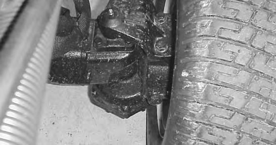 . Rengör området runt påfyllningsröret och tanklocket på hydraultanken. Ta bort locket från påfyllningsröret (fig. 8).