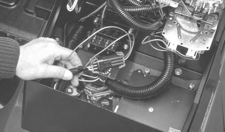 Diagnosinstrument GM RM 5500 D är utrustad med en elektronisk styrenhet som styr de flesta av maskinens funktioner. Denna enhet avgör vilken funktion som krävs för olika ingångsbrytare (t.ex.