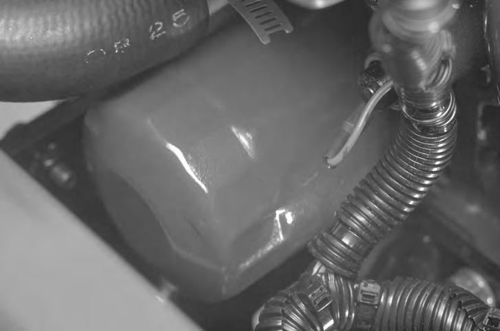 Ta loss motorns oljefilter (fig. 48). Stryk på ett tunt lager ren olja på den nya filterpackningen innan den skruvas på. Dra inte åt för hårt.