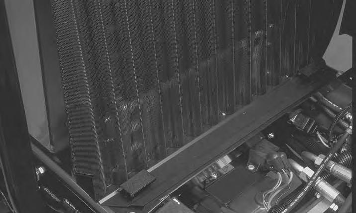 Serva motorns kylsystem Ta bort skräp Ta bort skräp från gallret, oljekylarna och kylaren dagligen. Rengör oftare vid smutsiga arbetsförhållanden.