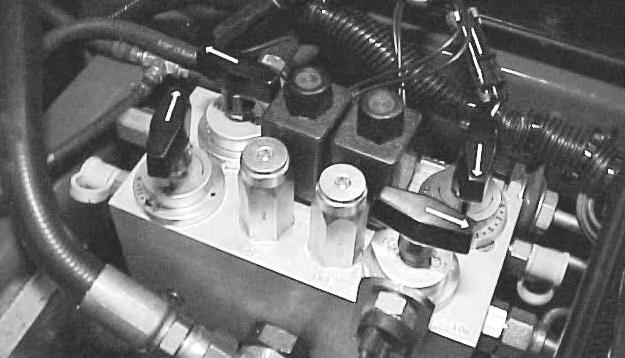 Kontrollera hydraulledningar och slangar Undersök hydraulledningarna och slangarna dagligen för läckor, vridna ledningar, lösa fäststöd, slitage, lösa beslag, väderslitage och kemiskt slitage.