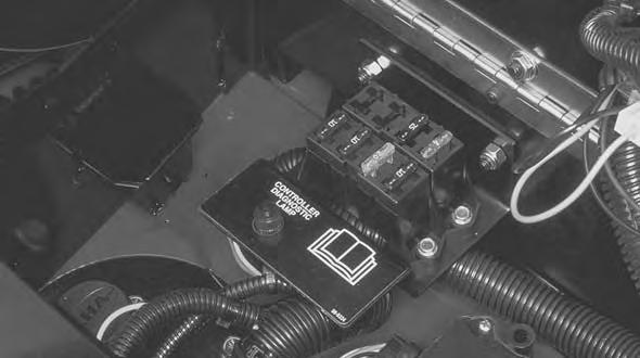 Serva batteriet Varning Serva säkringarna Det finns sex säkringar i maskinens elektriska system. De sitter under kontrollpanelen (fig. 69 och 70).