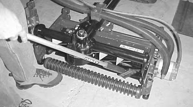 Stick aldrig in händer eller fötter i cylinderområdet när motorn är igång. Försök aldrig att vrida cylindrarna för hand eller med foten under slipning, och rör dem inte heller under slipning.