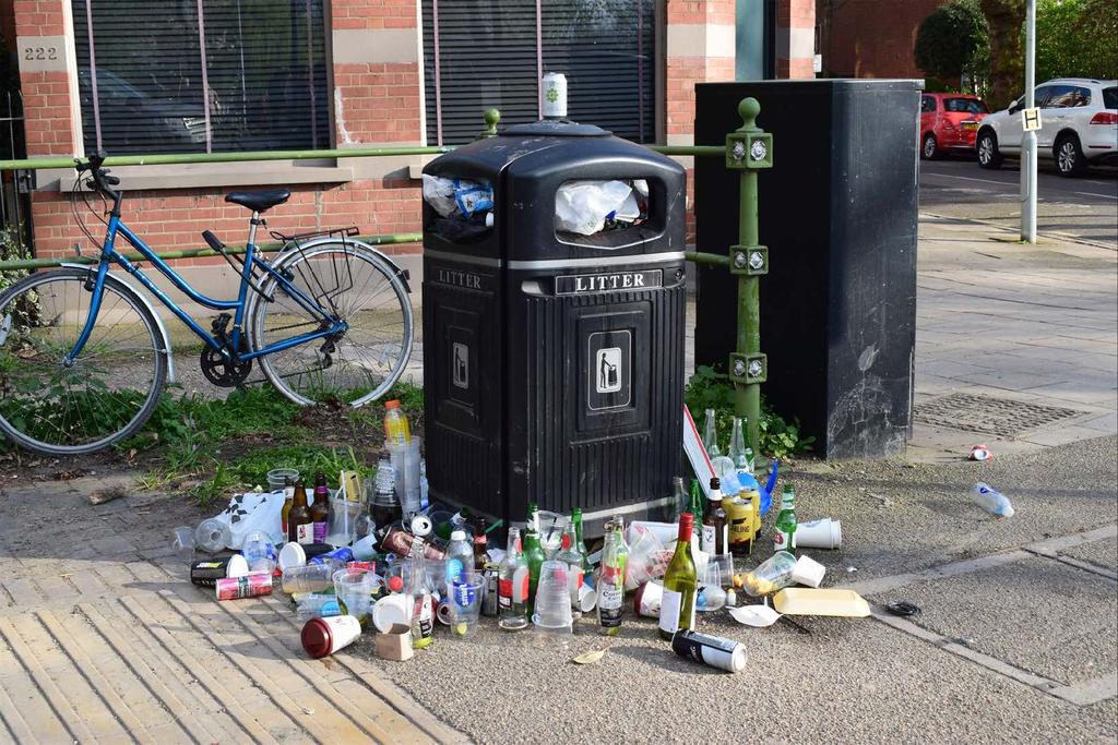 LONDON Tidy littering. Lägger skräp bredvid en full papperskorg.