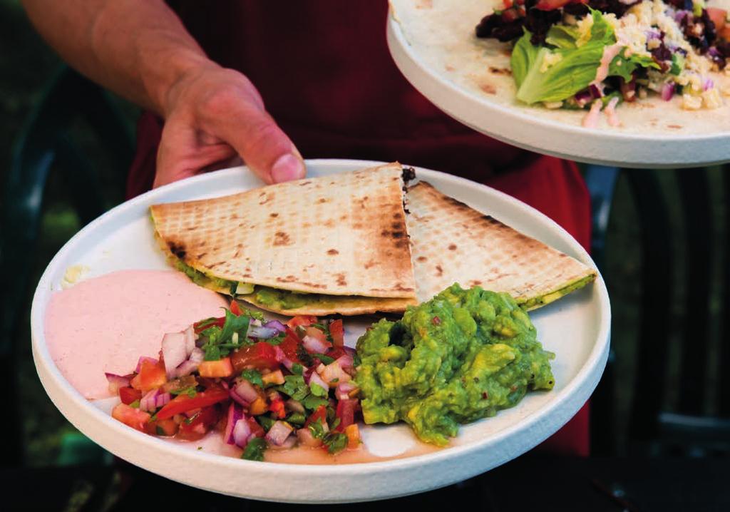 Oppskrift QUESEDILLA QUESEDILLA MED TACOKÖTT, CHUNKY SALSA OCH GUACAMOLE Ingredienser: 4 mais- eller vete tortilla 500 g nötfärs 1/2 dl adobo tacokrydder 2 dl chunky pico de gallo 2 dl