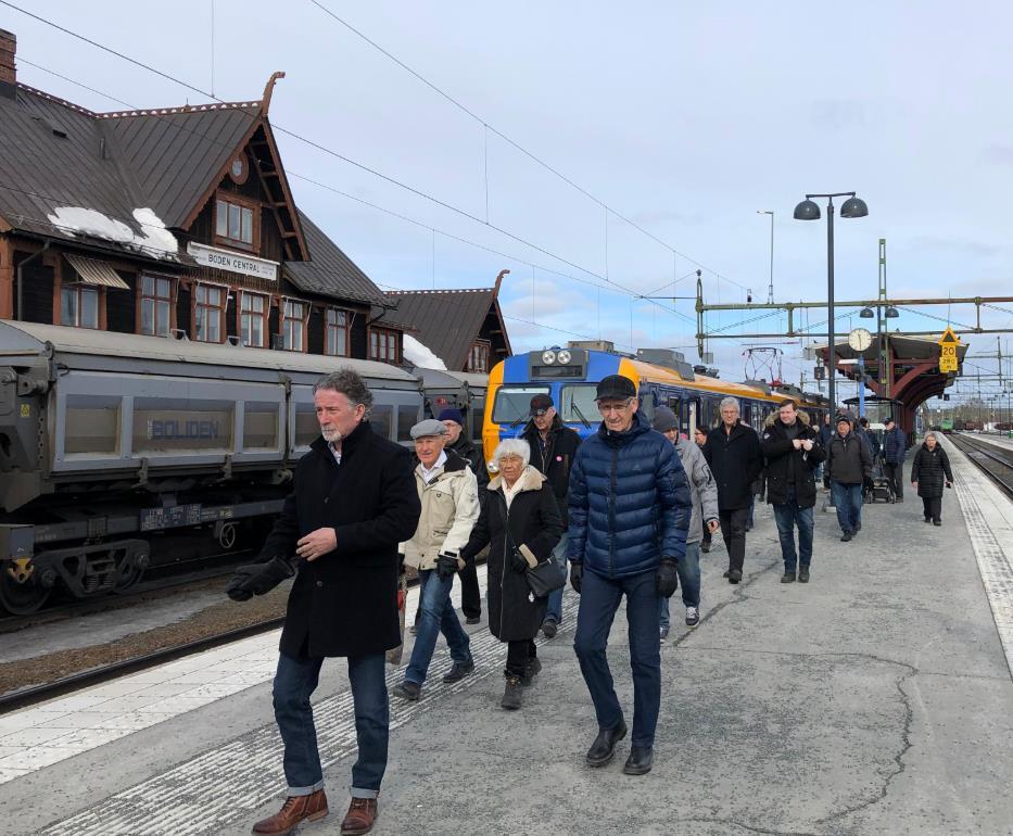 Avgångstiderna för den nya tåglinjen är anpassade till merparten av pendlarnas arbetstider. Pendeltågstrafiken är en kombination av Norrtågs avgångar och länets bussavgångar.