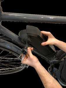 Ladda batteriet Batteriet kan laddas när det sitter på cykeln eller bäras med för att laddas på annan plats. 1.