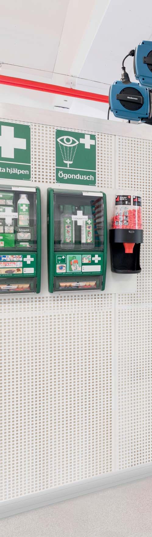 TÄNK PÅ ATT... På alla arbetsplatser är det viktigt att ha en första förbandutrustning lätt tillgänglig och så även här. På svetsarbetsplatsen bör även ögondusch fi nnas.