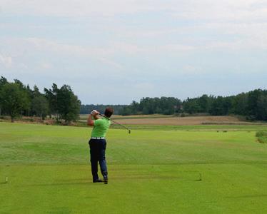 KUNGLIGA DROTTNINGHOLMS GK ARNINGE GK Pröva golf i slottsmiljö Årets Golfklubb i Stockholm Med sitt suveräna läge i slottsmiljö, bara knappt två mil utanför Stockholm centrum erbjuder vi en