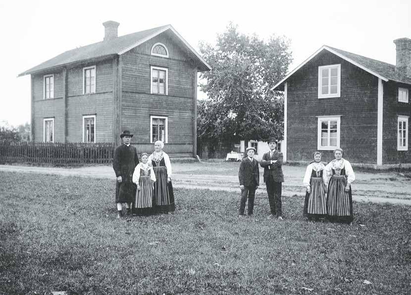 Familjen Olsson: Karl och Jakobs-Karin med dotter Maria mellan sig. Olof, Anders, Karin och Anna. På vårt sätt sedan 1817 På bilden ser du min gammelfarmor Anna och hennes man Jon Olof Olsson.