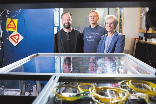 19 Mchael Fokne, unverstetslektor nom laserfysk, Fredrk Laurell, avdelnngschef på laserfyskavdelnngen och Ursula Gbson, afflerad professor nom optska materal på KTH.