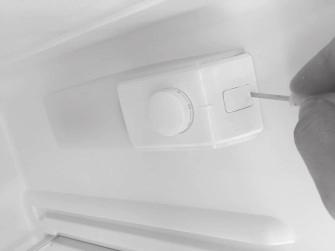 RENGÖRING OCH UNDERHÅLL Rengör regelbundet ventilationsgallren och kondensorn, som är placerad på baksidan av kylskåpet. Använd en dammsugare eller en borste.