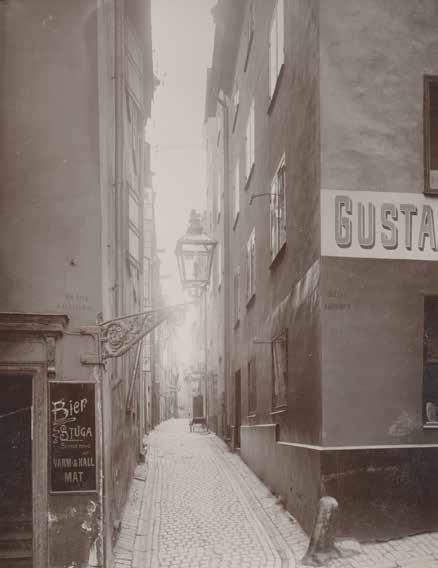I ECHO 4 TILL HÖGER I BILD LÅG SKRÄDDAR MÄSTARE GUSTAV ERIKSSONS BUTIK. FOTO: LARSSONS ATELJÉ, 1904. STOCKHOLMS STADSMUSEUM, FA 33146.