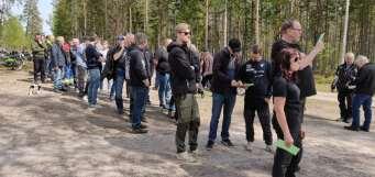 Till vår förvåning kom den första mopeden bara någon minut efter att vi fått upp piltavlan!