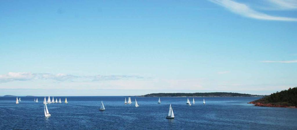 Platser och positioner Det är lätt att förälskas i denna branta kust med bergens storslagna formationer som abrupt möter skärgårdens böljande innanhav.