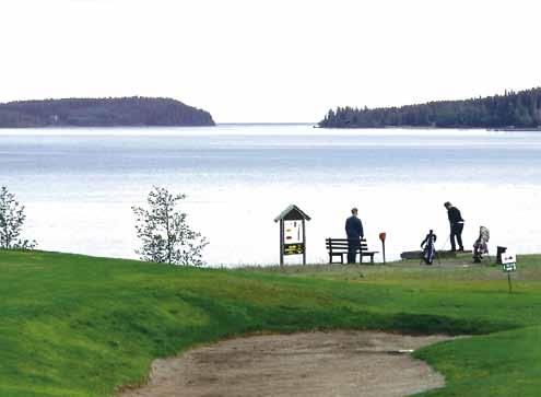 Längs stigen finns små informationsskyltar om bland annat landhöjningen. Om du följer stigen mot öst kommer du fram till ett stort bronsåldersröse.