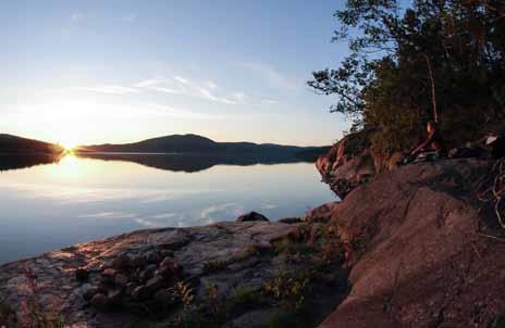69 VEÅSAND N 63 3.935, E 18 21.986 Fin sandstrand längst in i Norrfjärden på promenadavstånd till Skuleberget, klätterstig, Naturum Höga Kusten och Skulebergets grottor.