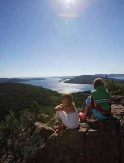 Först stack bara öar upp över havsytan. Det är de öarna som i dag kallas kalottberg och som syns högst upp ovanför världens högsta kustlinje, 286 meter över havet.