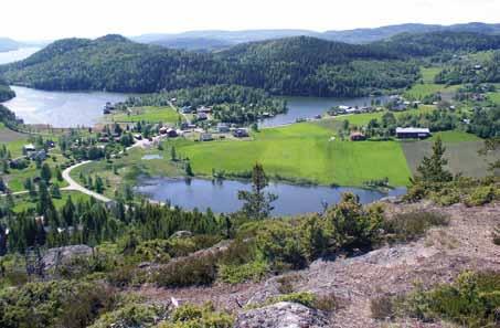 Ön är uppbyggd av sandsten och diabas. Här finns också en avsnörd havsvik, klapperfält och spår av ett gammalt fiskeläge. Rödklitten Längs stigen mot toppen passerar du en fornborg.