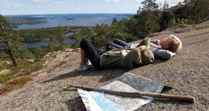 En vidunderlig ö med klapperfält, grottor och fornminnen. Överst på klippan står fyren från 1909. Den helautomatiserades 1963 och fyrvaktarbostaden lämnades åt sitt öde i många år.