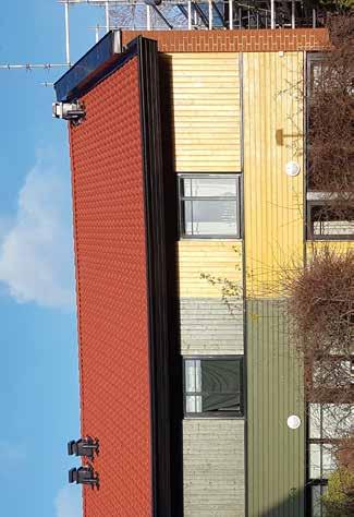ATTRAKTIVA HEM LÖVSÅNGAREN 4: EXTERIÖRT LYFT FÖR 84 LÄGENHETER Lövsångaren 4 består av 19 huskroppar som inrymmer 84 radhuslägenheter och en gruppbostad. Nu görs en rejäl renovering av husens yttre.