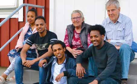 information TEXT OCH FOTO: HELENA KALLIN FIKA OCH SVENSKA EN BRA KOMBINATION Gardiner till nya lägenheten, körkort, uppehållstillstånd och risk för bränder i det torra gräset.