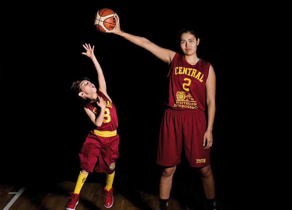VÅR STIL Sammanhållning mellan åldrarna är viktigt. FOTO: KAROLINA EHRENPIL Varför spelar vi basket? Vi är en idrottsförening och i en idrottsförening så är idrotten i fokus.