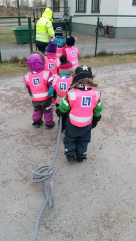 Vem pratar du med om du är rädd/ledsen någon gång på förskolan? (Från trivselfrågorna) - Jag går till den som puttas och pratar! -Jag pratar med en pedagog!