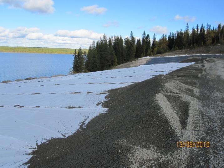 växtetableringslager. HDPE liner på lager av mesakalk Arbetet är väldokumenterat och har summerats i en pärm bestående av bl.a. projekteringshandlingar, protokoll från byggmöten, checklistor, fotografier, inmätningar, laboratorieanalyser, siktkurvor, besiktningsprotokoll etc.
