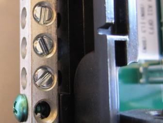 MXBP21 Förändringar kan förekomma, kontrollera därför instruktionerna på insidan av locket till elektronikskåpet.