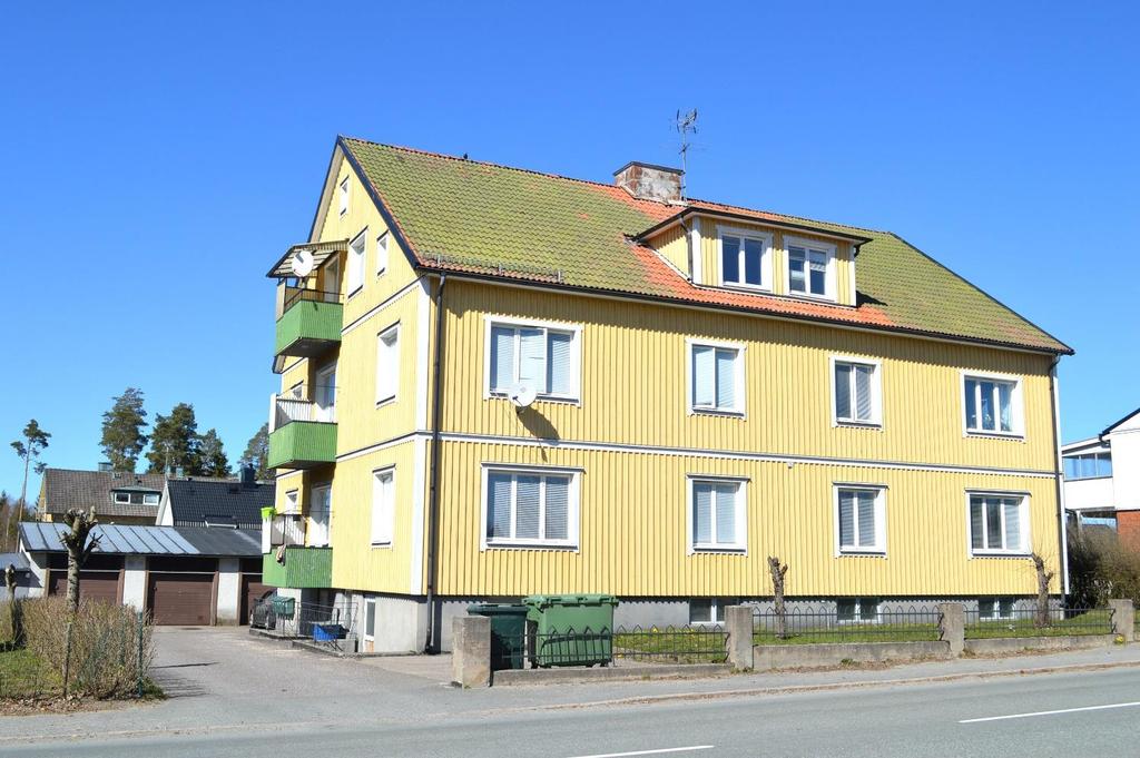 Västra Storgatan 26, Rydaholm Hyreshus centralt beläget i Rydaholm med pendlingsavstånd till såväl Värnamo och Växjö. Totalt ca 458 m2 boyta och 20 m2 lokalyta fördelade på 6 lägenheter och en lokal.