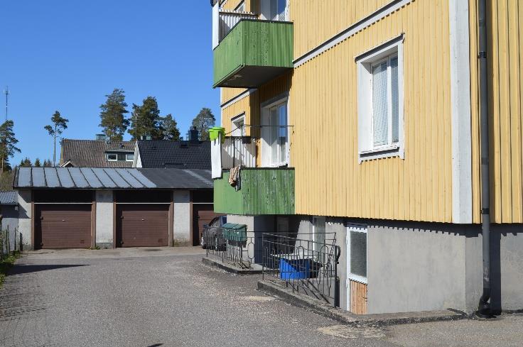 Fastigheten Byggnader Hyreshus i 2 1/2 plan med källare. Nybyggnadsår 1946 med totalt 6 lägenheter och 1 lokal, fyra 4:or, en 3:a och en 2:a.