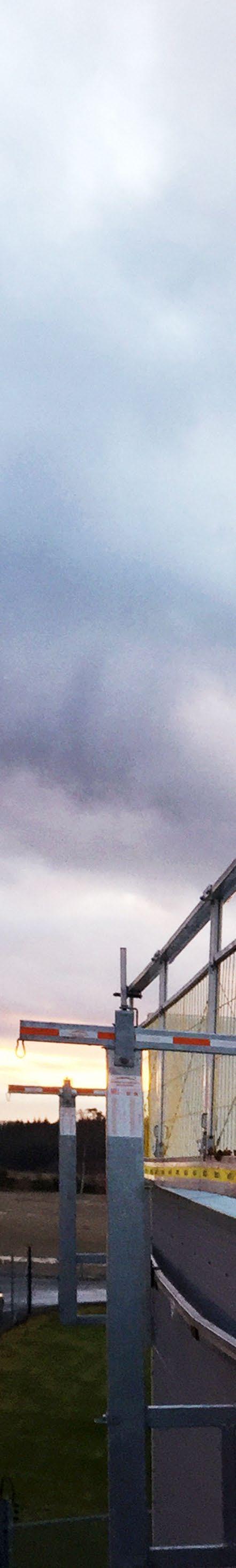 DET LÄTTASTE SÄTTET ATT GÖRA HALLBYGGET SÄKRARE GuardLite Maxi är marknadens säkraste fallskyddssystem utvecklat specifikt för hallbyggnation.