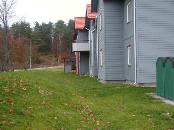 Gröna tak kan kvarhålla och/eller bryta ner en del av de luftburna föroreningar som tillförs vid regn, men kan också bidra med växtnäring till vattnet om växtbädden är näringsrik.