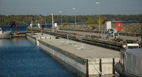 Detta är reglerat i avtal med Södertälje kommun. Vattenområde Planområdet omfattar piren med omgivande vatten. I anslutning till planområdet finns en marina för fritidsbåtar.