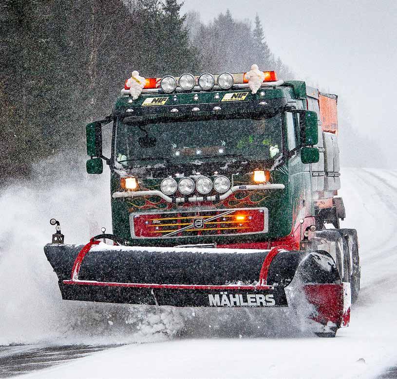 Här ställer Lennart plogen i yttersta vänsterläge för största